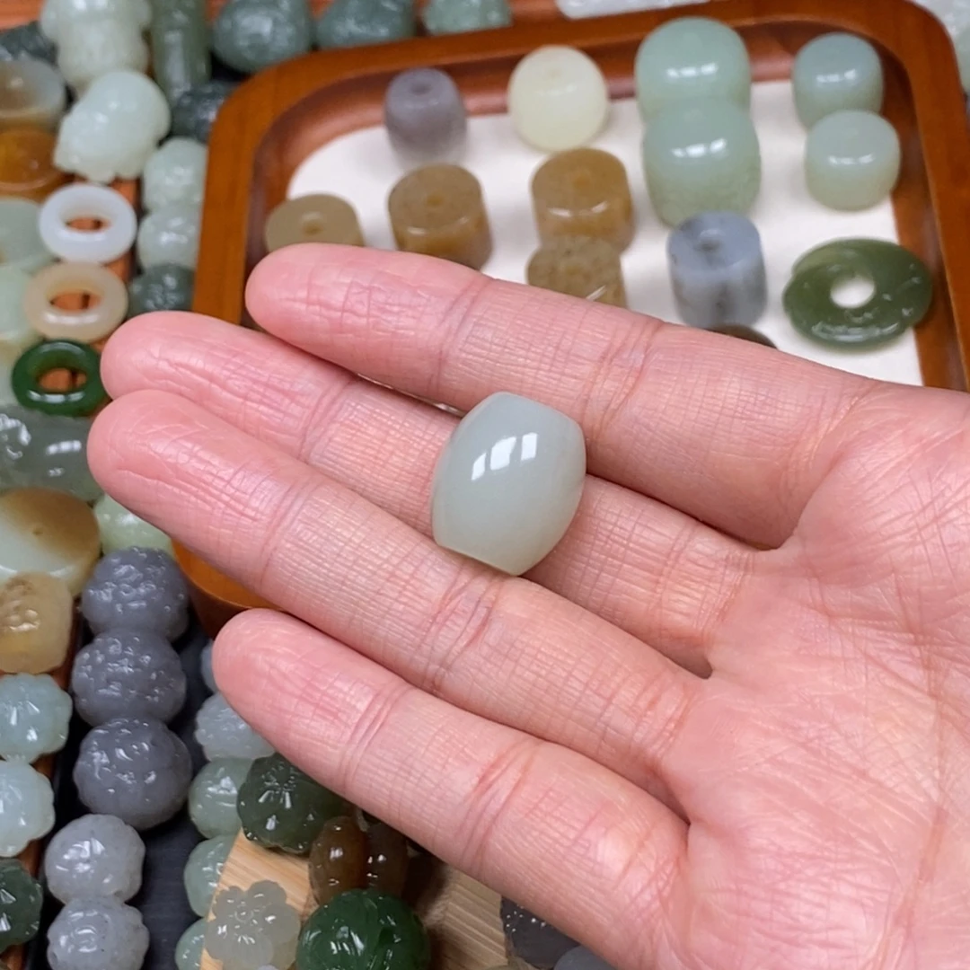 .***圆和田玉未镶嵌颈饰