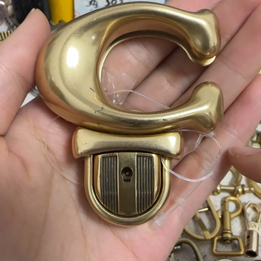 口吃5.7宽插锁15元一个.