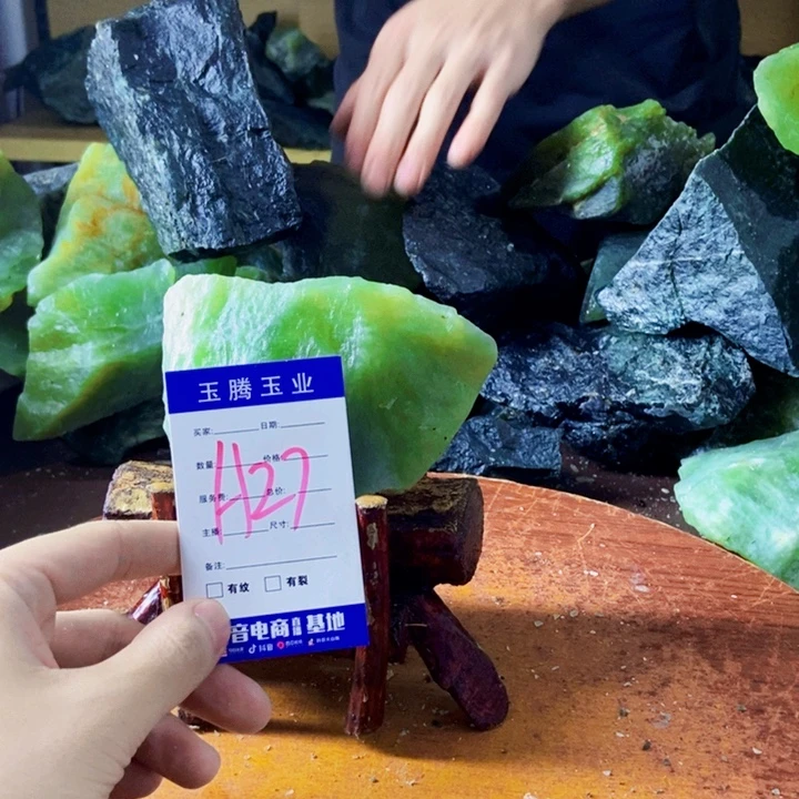 卫***柱未镶嵌蛇纹石玉岫玉原石