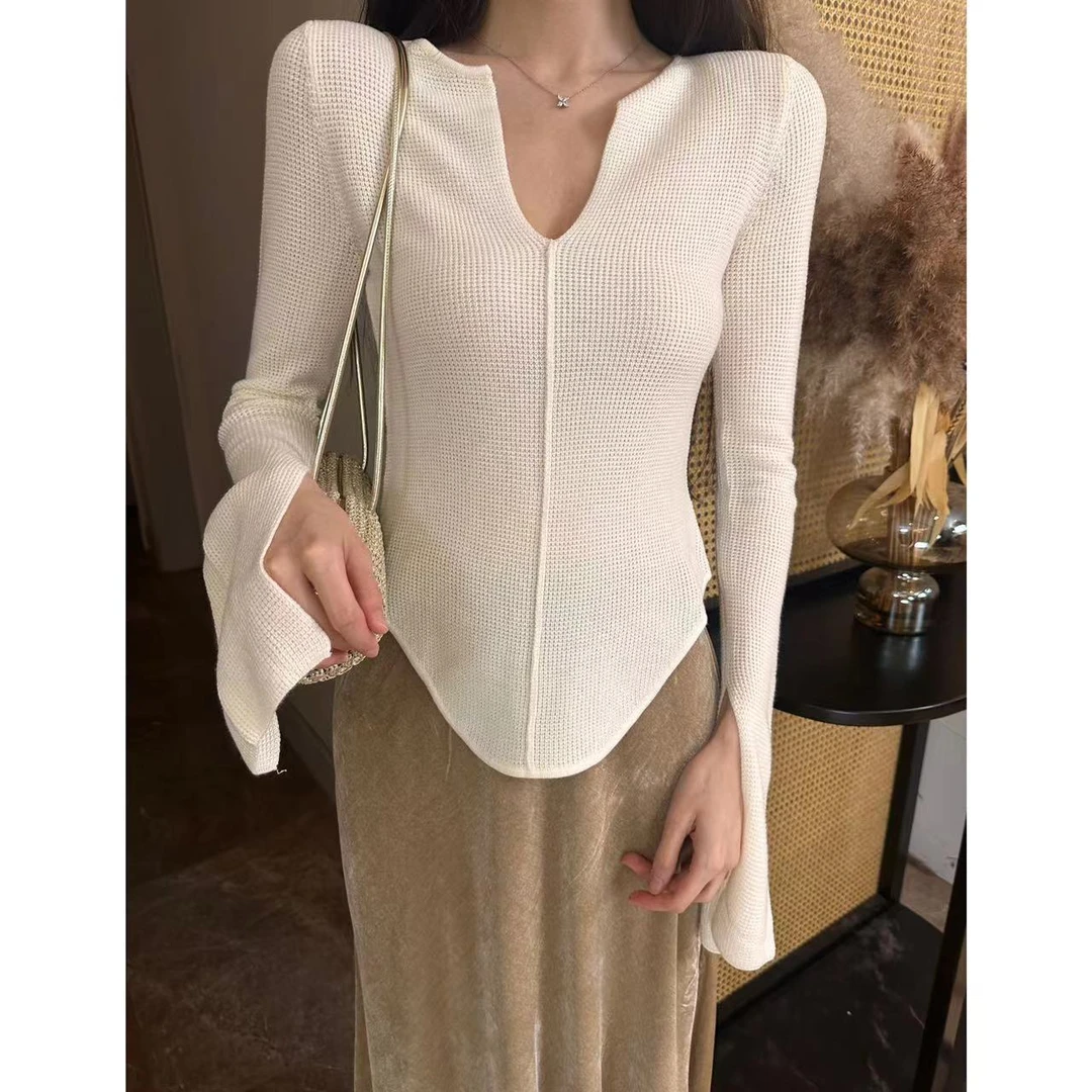 ELEVEN《浪漫构想》经典开领喇叭袖针织上衣V领收腰显瘦