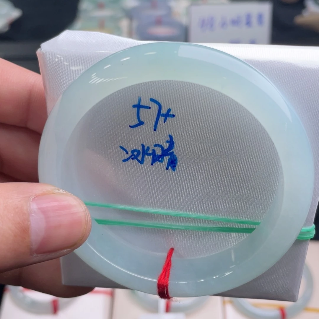 翡翠手镯未镶嵌翡翠手镯