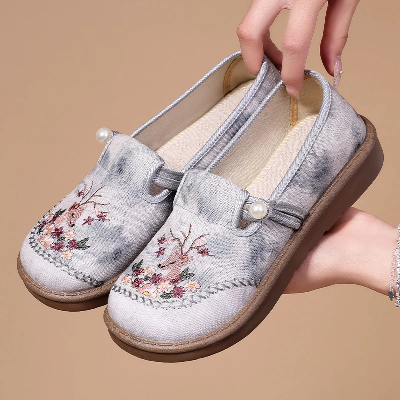 春季新款老北京布鞋女绣花鞋一脚蹬平底妈妈鞋百搭休闲鞋透气单鞋