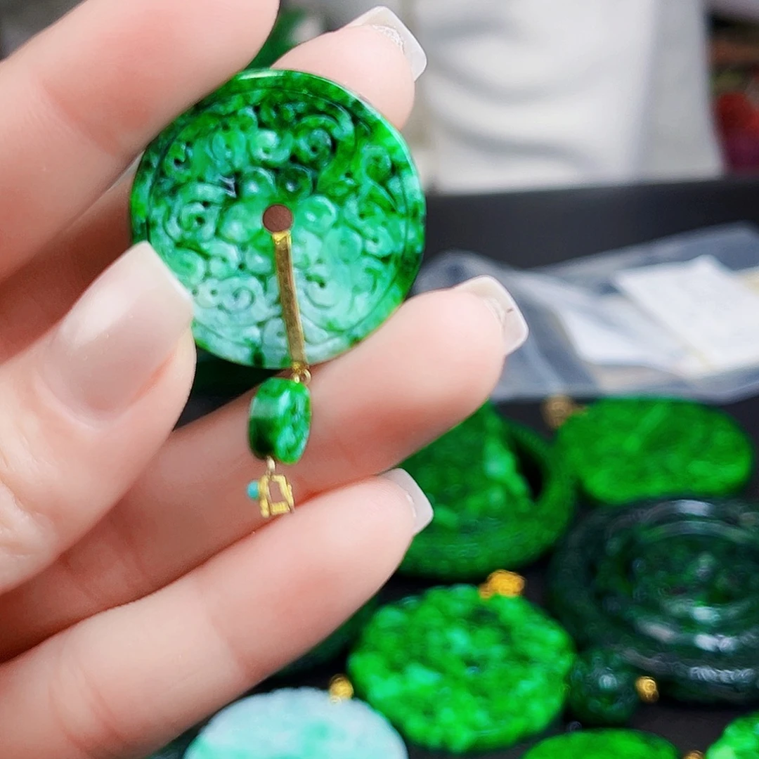 颈饰18K金镶嵌翡翠多样性