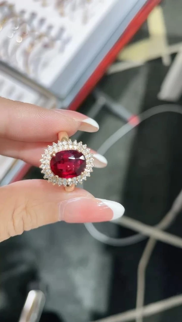 18K金镶嵌碧玺戒指