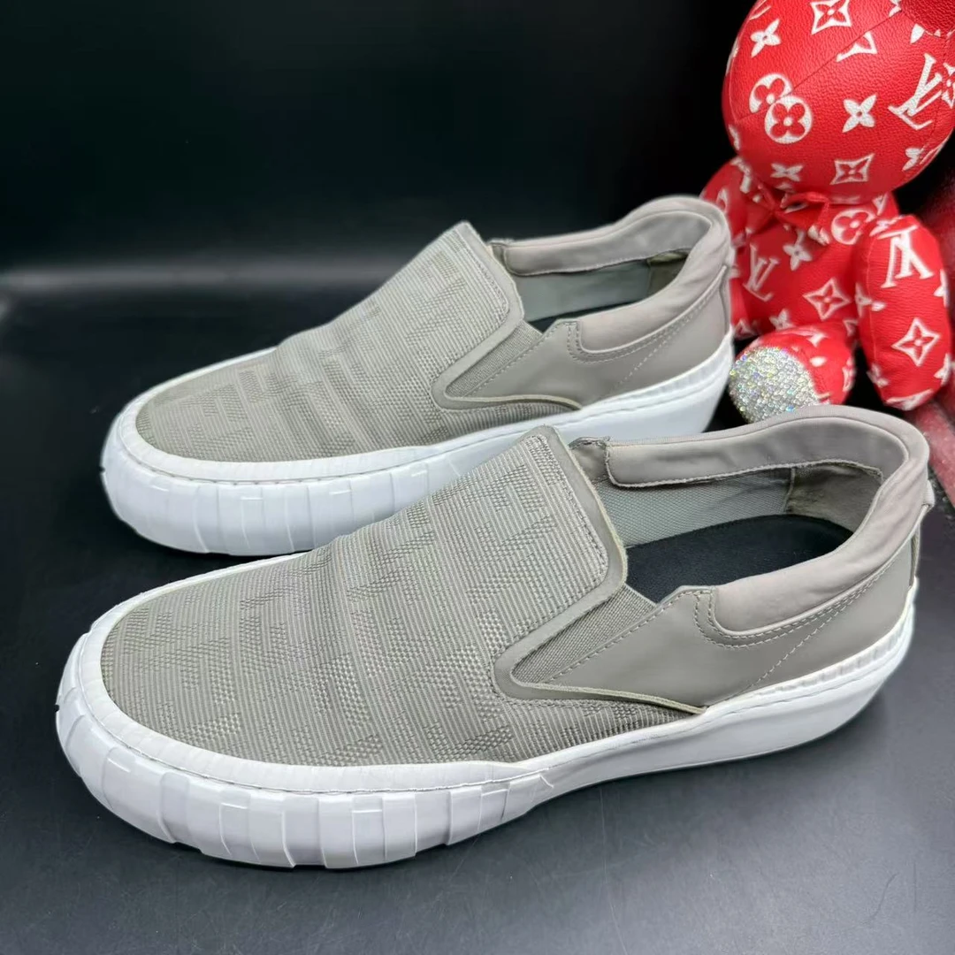 95新 FENDI/芬迪 男士时尚灰色老花满印帆布一脚蹬40欧码 ddm2377