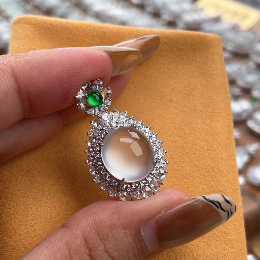 翡翠18K金镶嵌颈饰蛋面