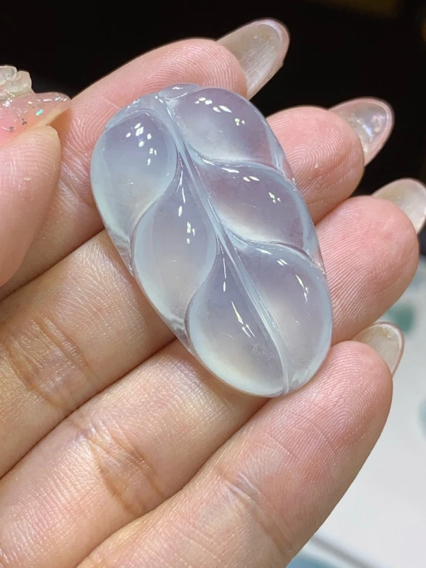 缅甸天然翡翠A货，白冰树叶冰透起荧光，种好无纹裂，38.1/22.7/5.4
