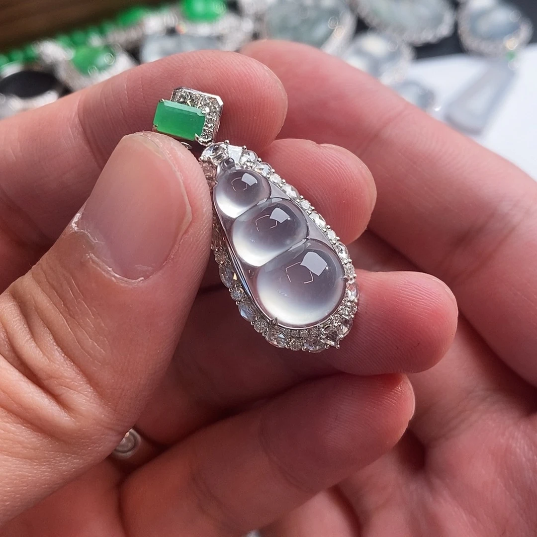 【***座翡翠18K金镶嵌颈饰