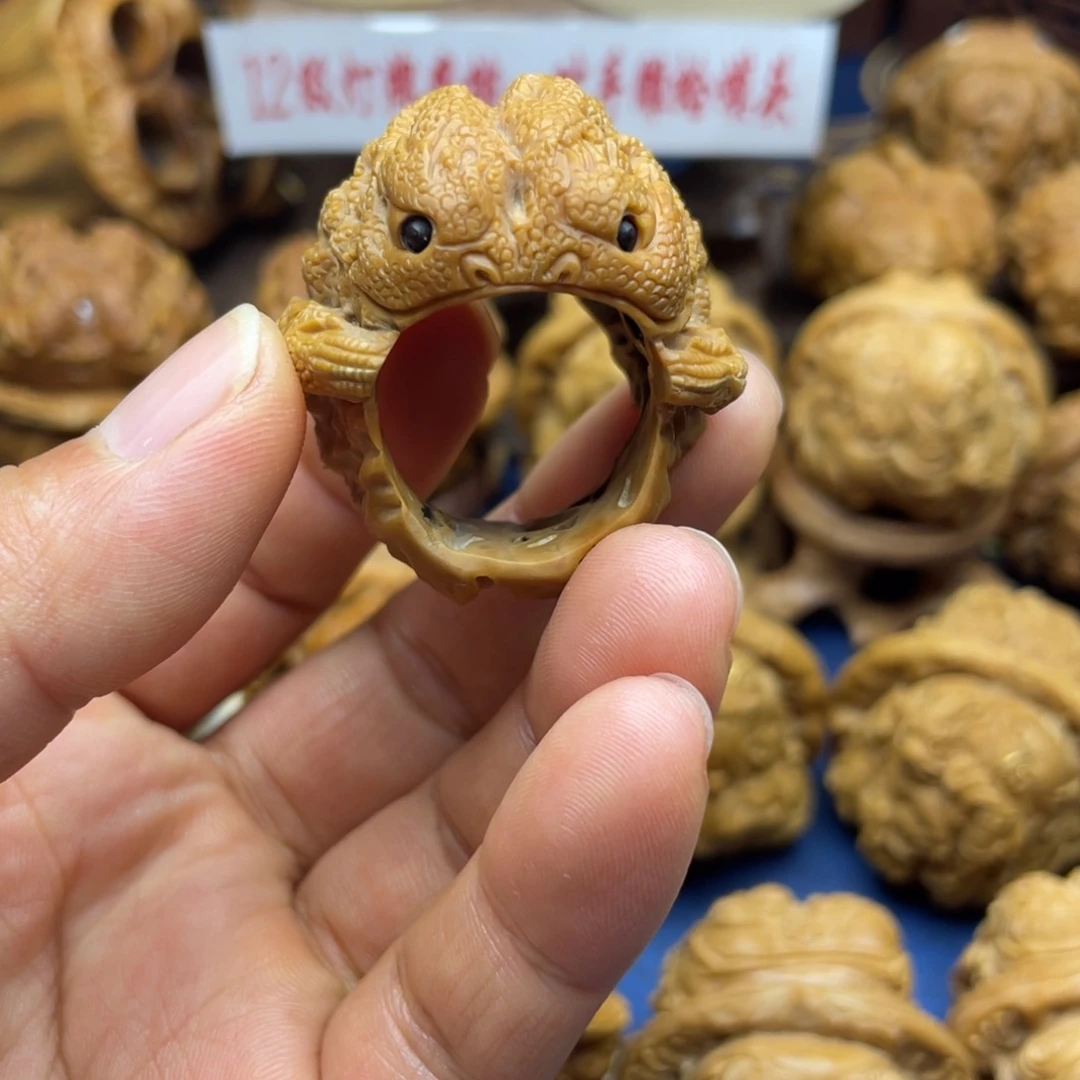 金蝉扳指核桃雕刻