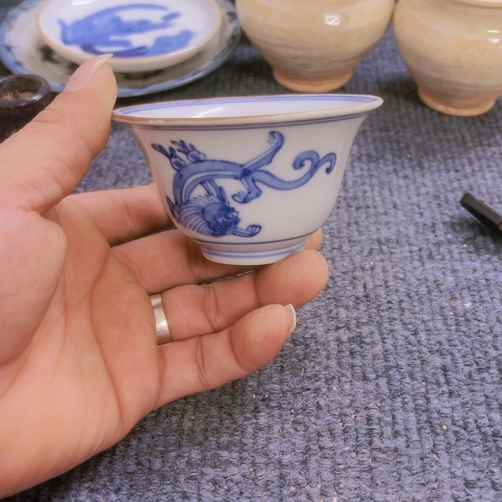 瓶久*.青花花卉纹饰主人杯