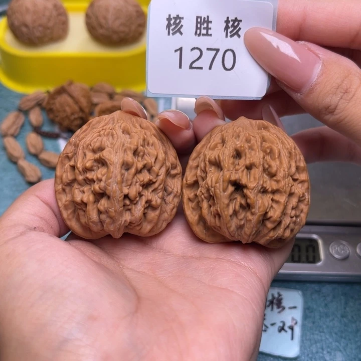 文玩核桃把件虎头41.1270