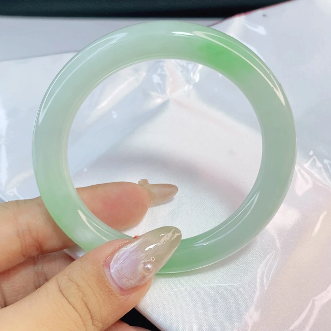 翡翠手镯未镶嵌54圈