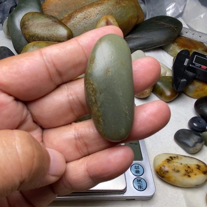 颈饰未镶嵌和田玉（糖玉）