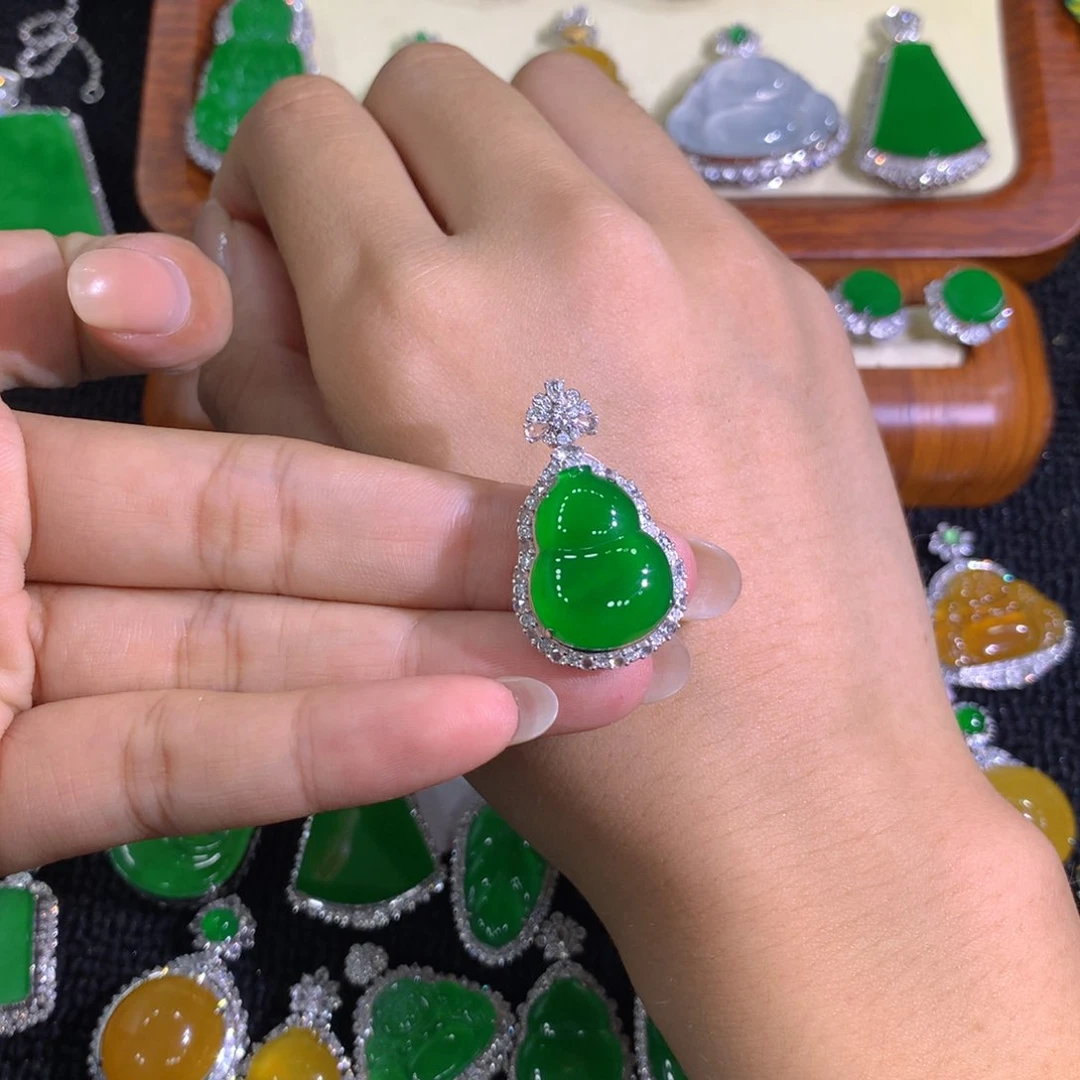 翡翠18K金镶嵌颈饰888888888