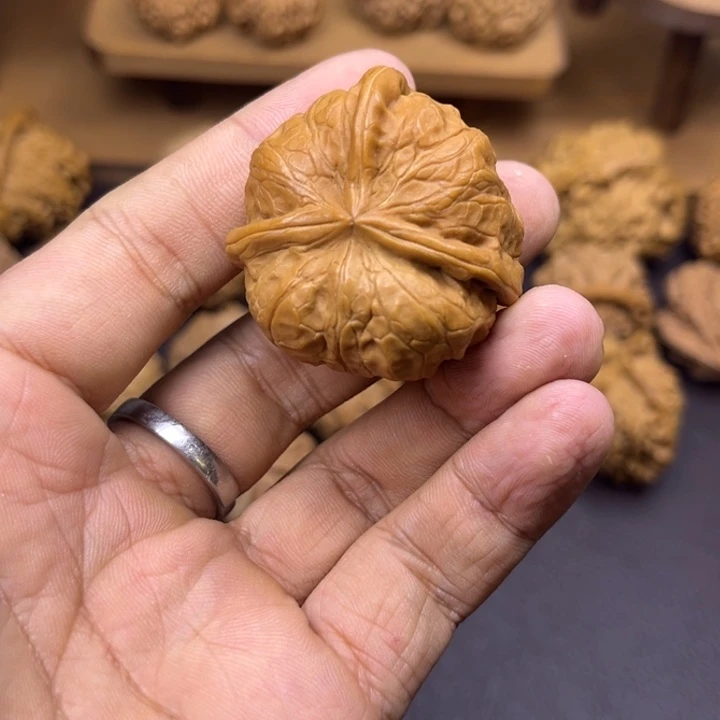 刘***生吊坠桃核达摩三棱