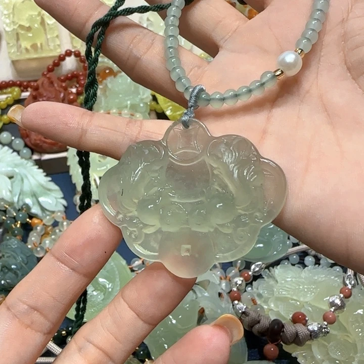 未镶嵌蛇纹石玉吊坠