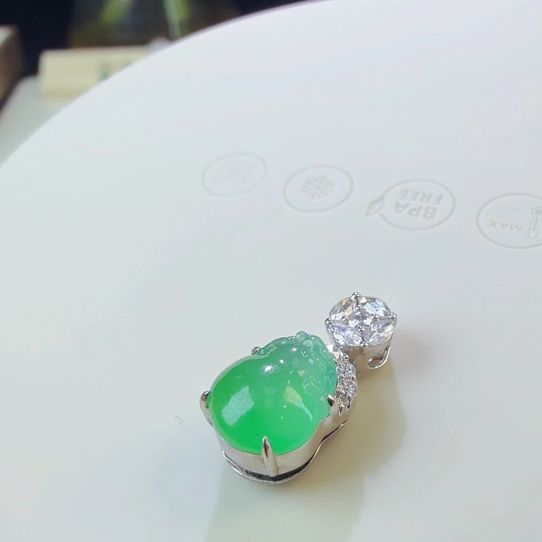 翡翠18K金镶嵌颈饰皮裘小吊坠