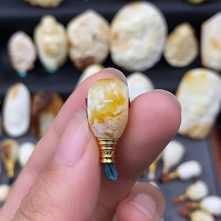 未镶嵌琥珀裸石10三通b683