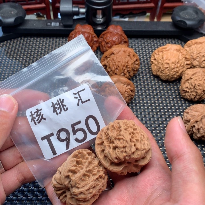 文玩核桃吊坠野牛