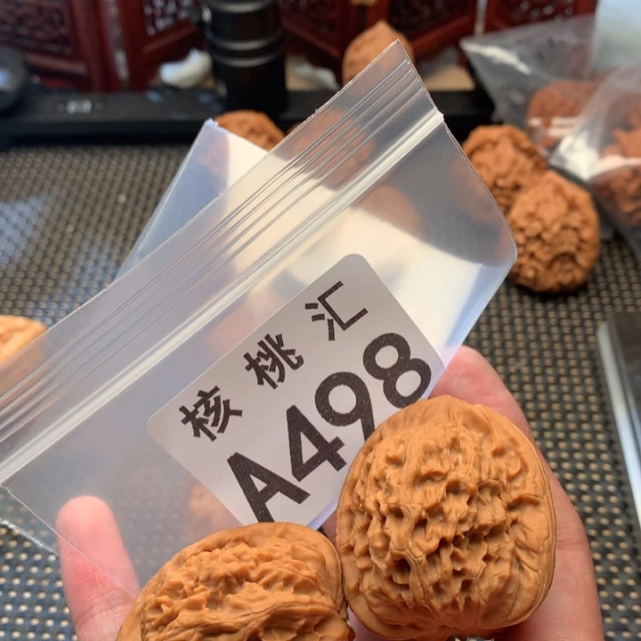 文玩核桃吊坠红狮子