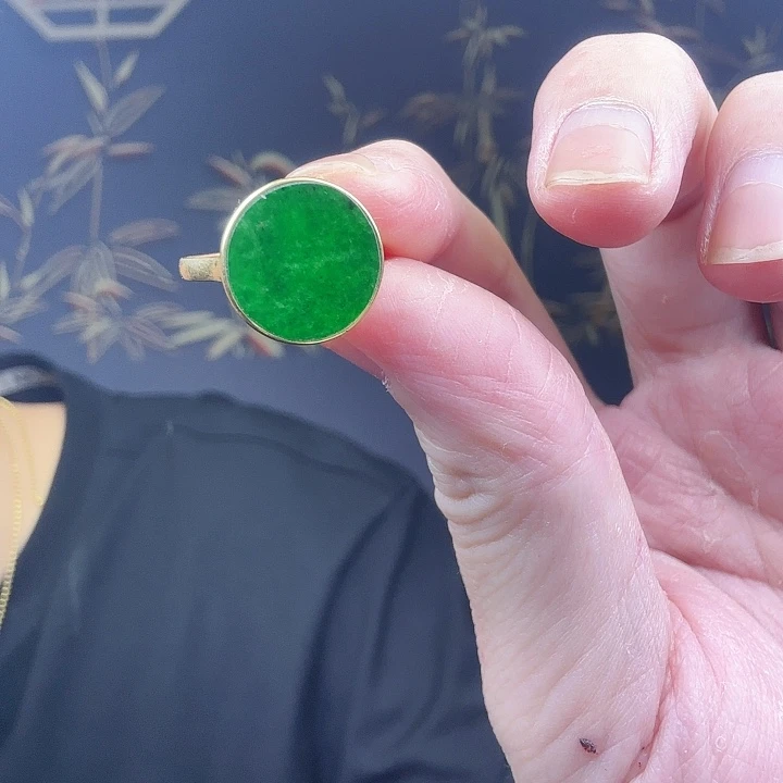 翡翠戒指18K金镶嵌特价 有黑点的