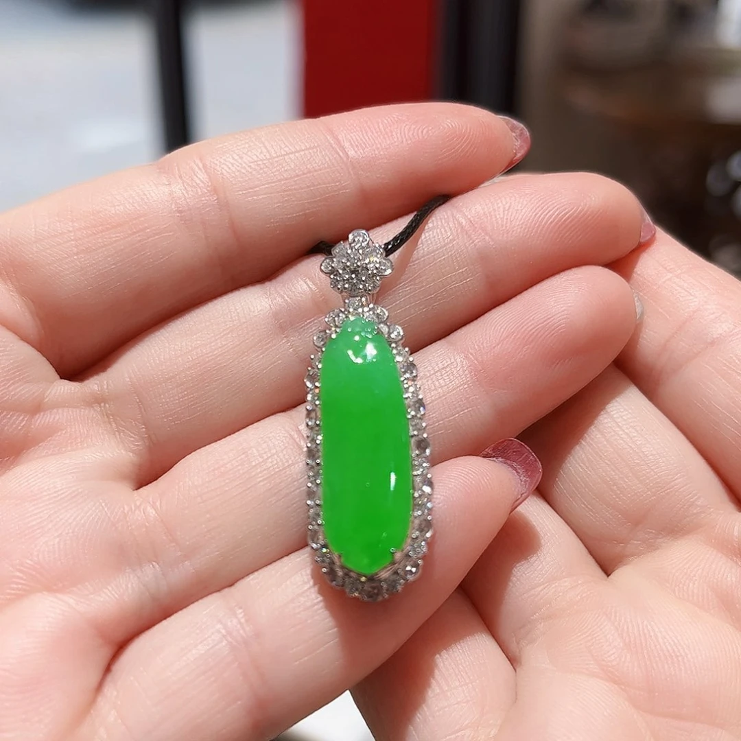 翡翠颈饰18K金镶嵌翡翠吊坠