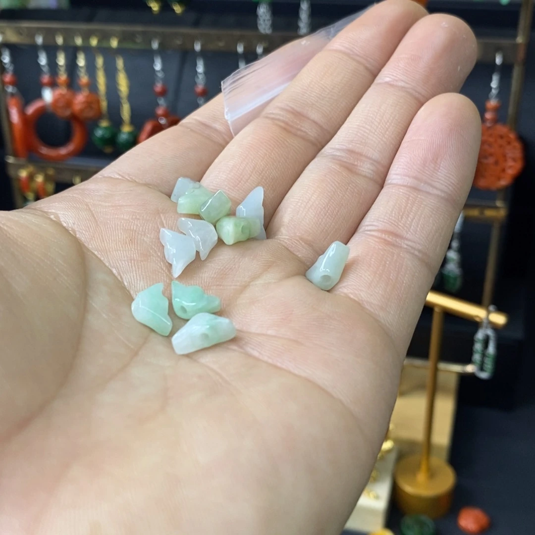 颈饰未镶嵌翡翠小**志吊坠