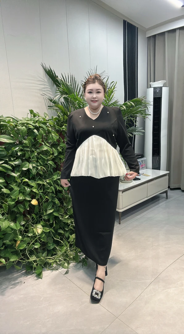 大码黑色赫本风2025新款法式拼接V领上衣半身裙纯欲慵懒风女装