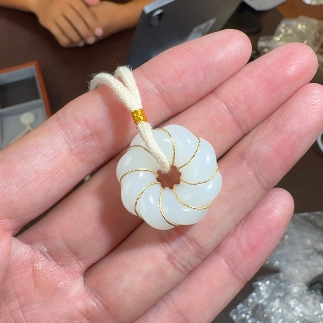 颈饰18K金镶嵌和田玉829巴哥卡23左右