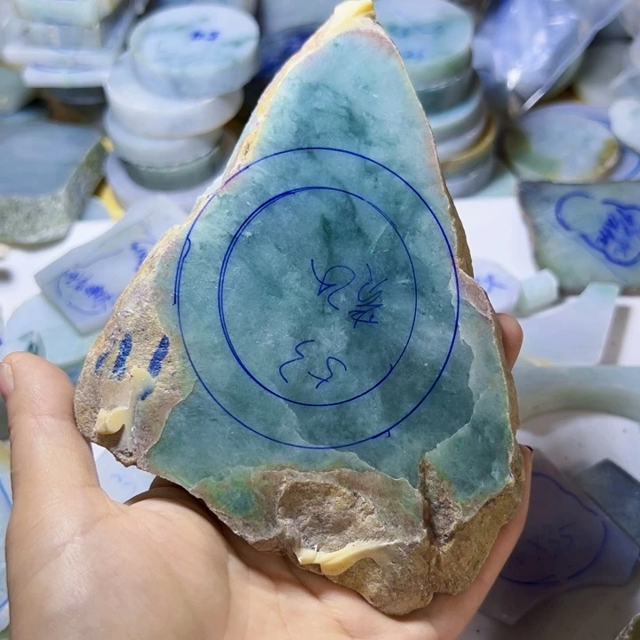 颈饰未镶嵌翡翠前**生