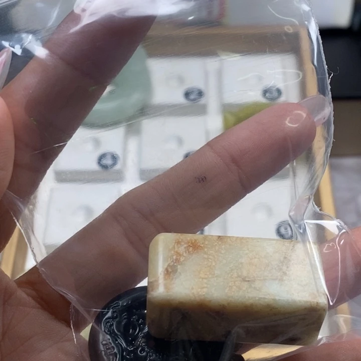 蛇纹石玉未镶嵌颈饰云*知