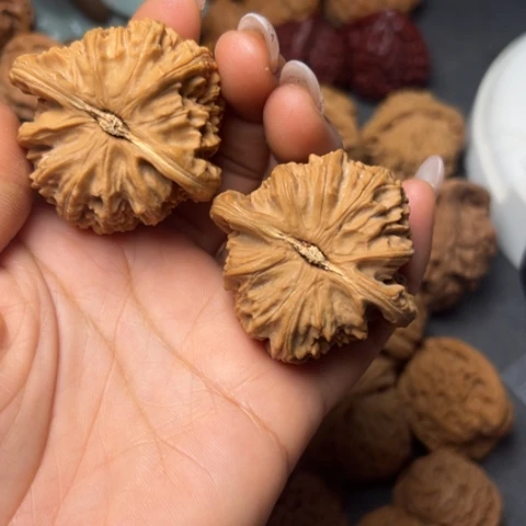 文玩核桃吊坠三角白