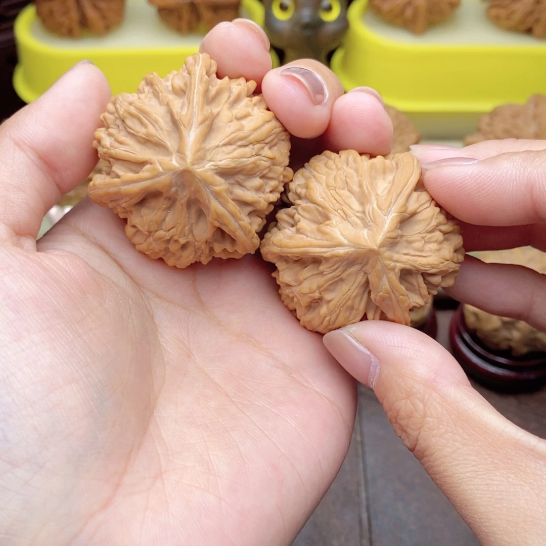 文玩核桃吊坠今*在文山三棱 219号