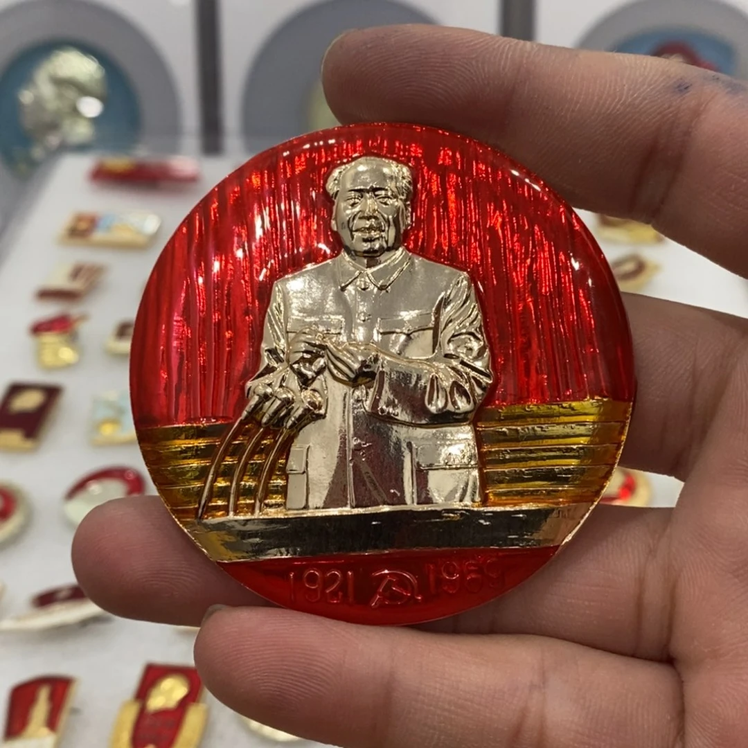 其他普通金属红色纪念章九大数手指