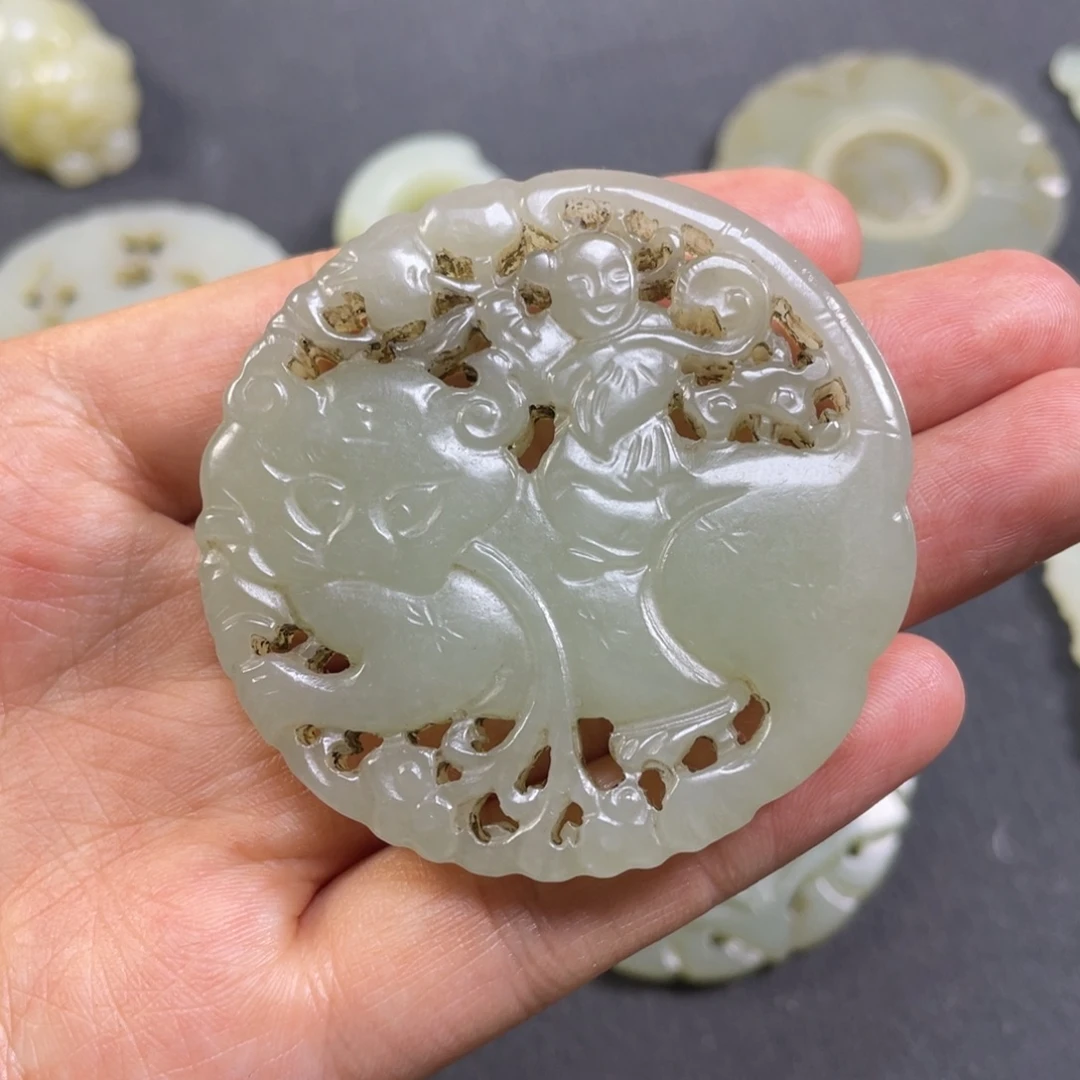 夜***问和田玉未镶嵌颈饰