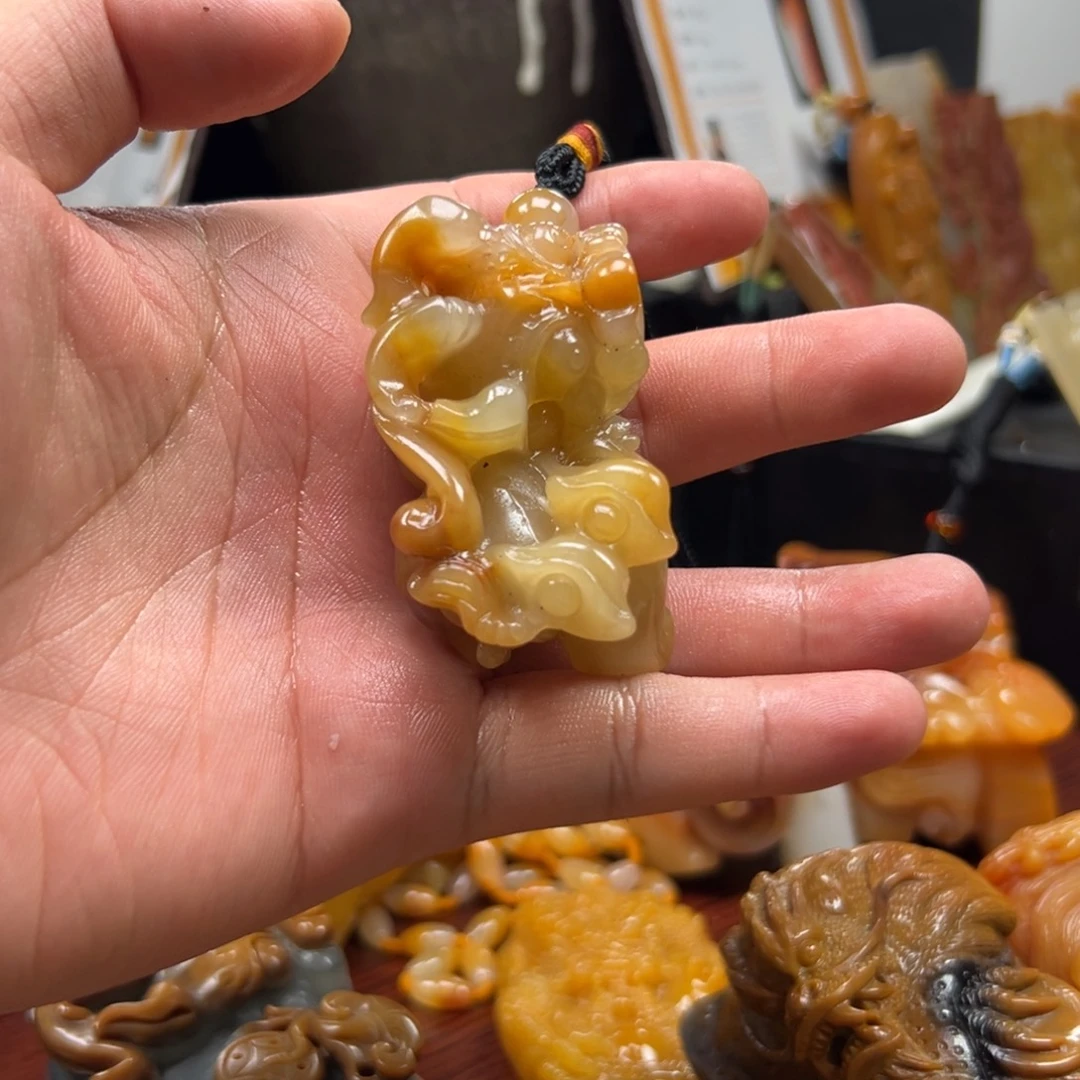 未镶嵌石英质玉（黄龙玉）多样性发货，发其一