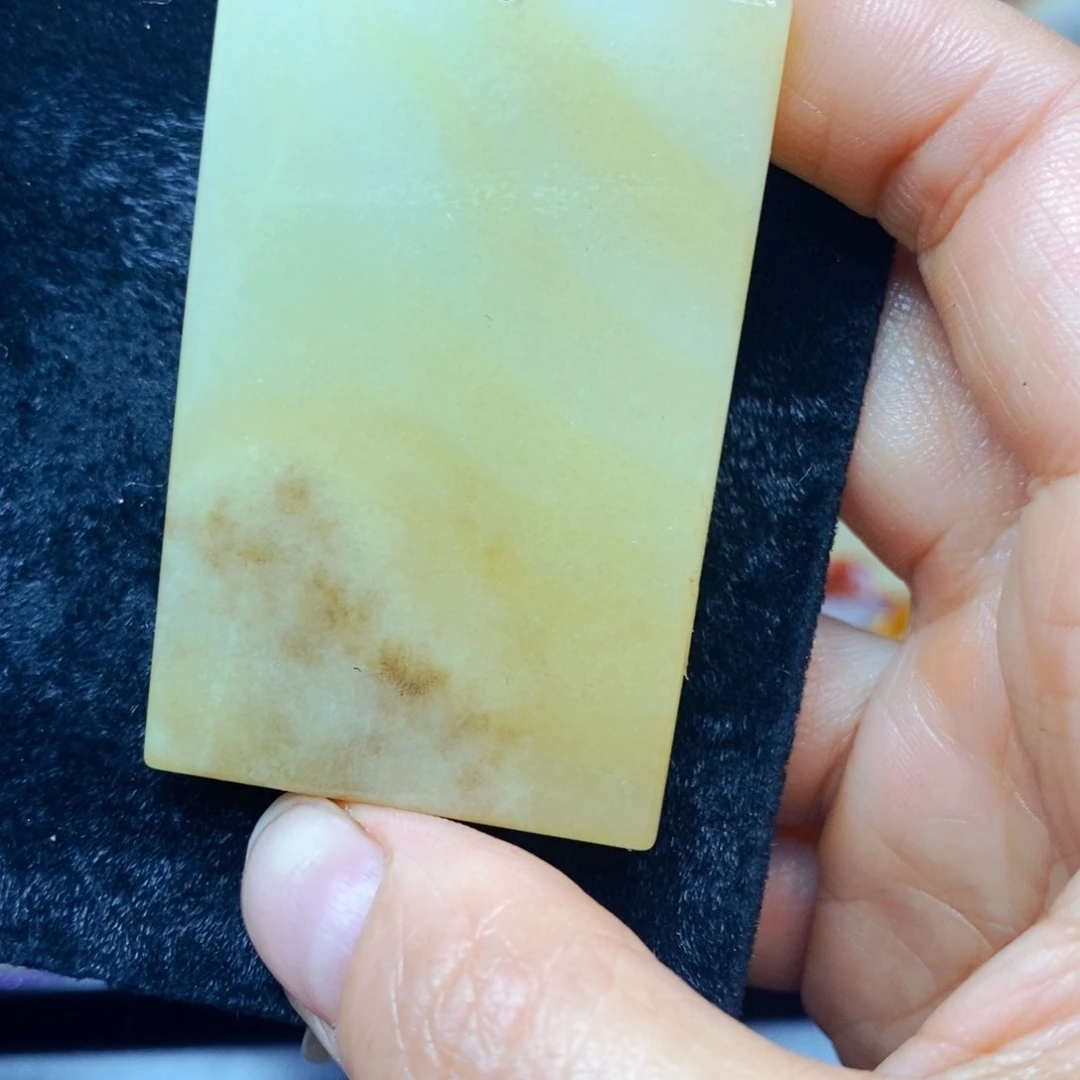 未镶嵌石英质玉（黄龙玉）颈饰