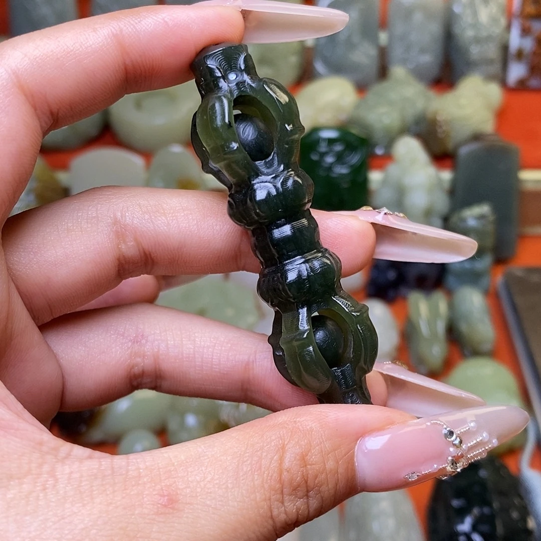 吉****和田玉未镶嵌颈饰