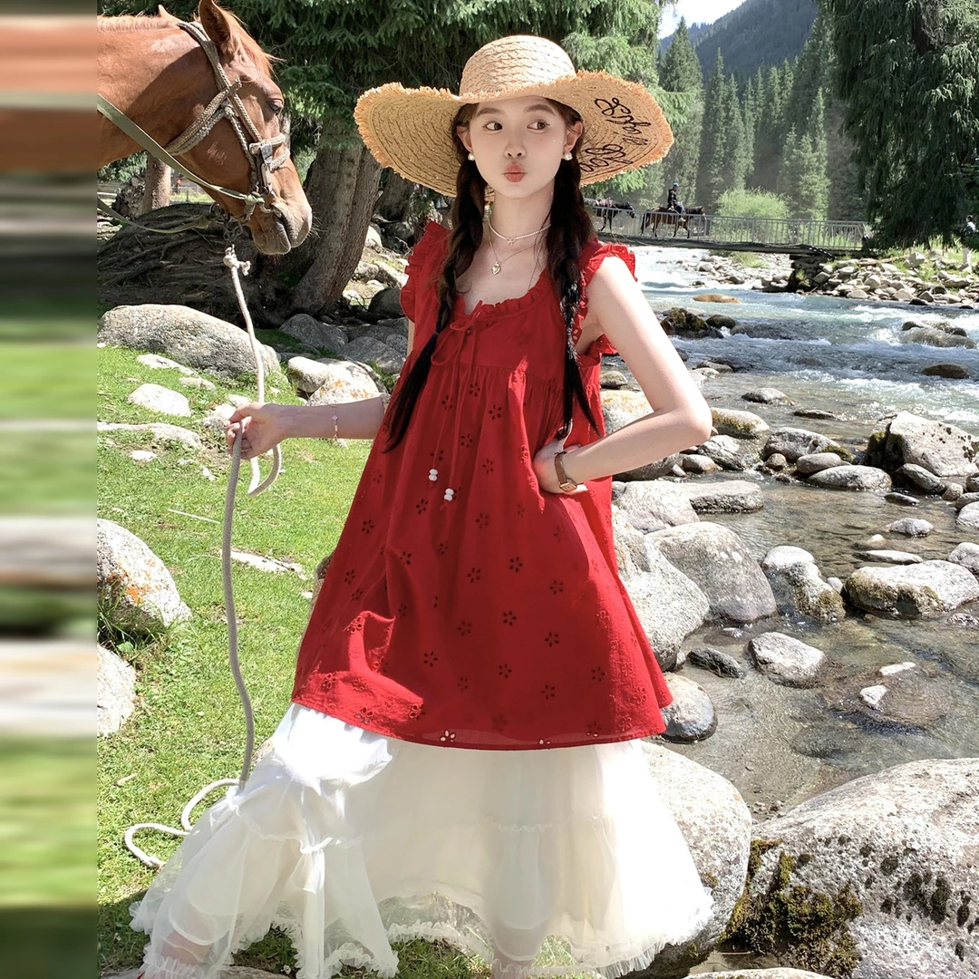 新疆草原川西旅游女夏多巴胺红色宽松吊带连衣裙法式度假风裙子