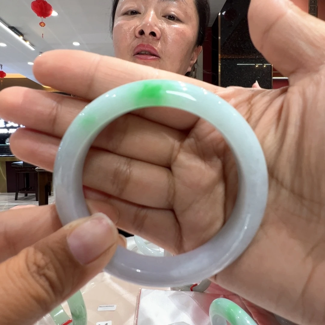 翡翠手镯未镶嵌别****谁买断，飘绿