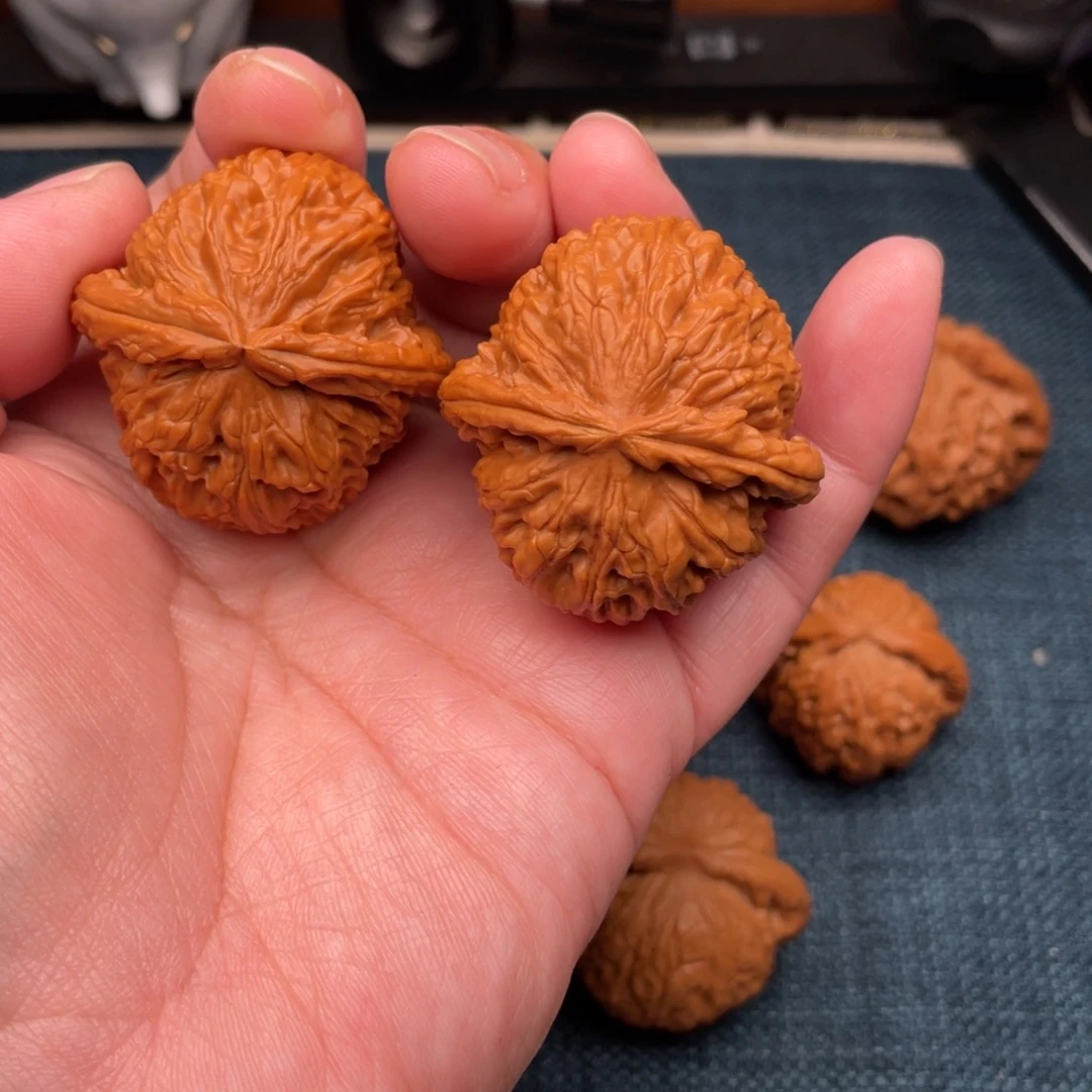 把件文玩核桃全品红皮三角球白40