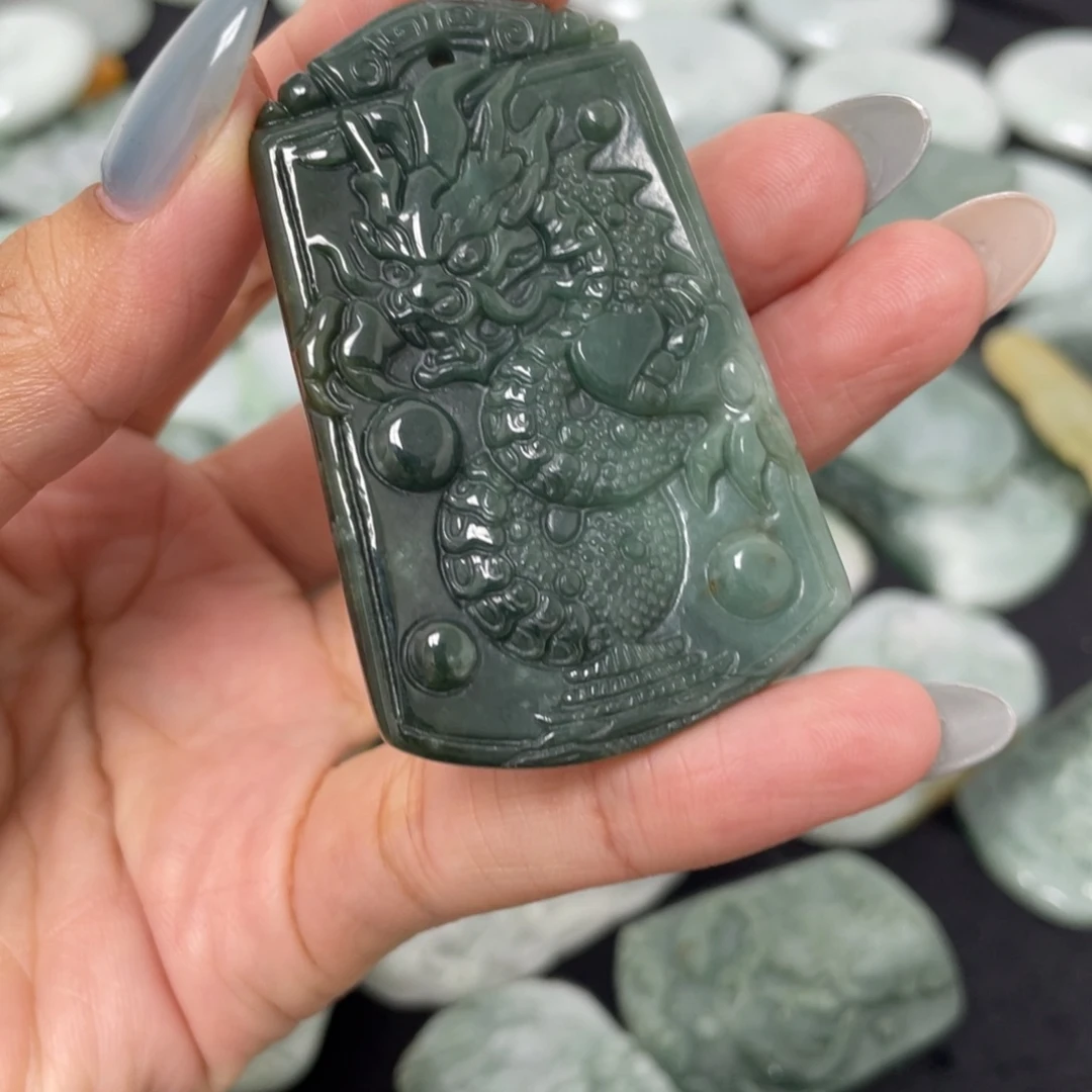 翡翠未镶嵌颈饰龙牌