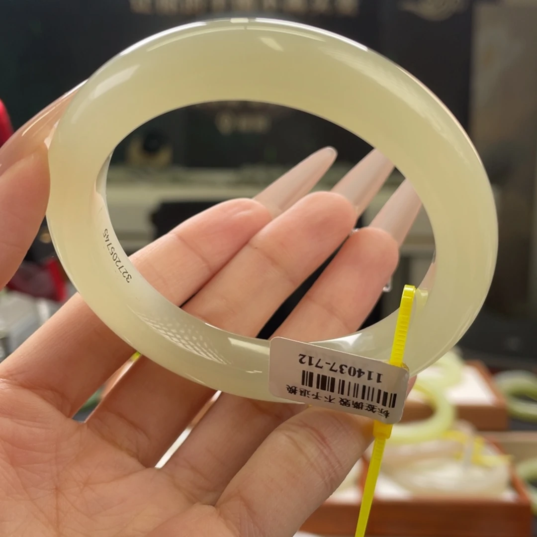 和田玉手镯未镶嵌56 57