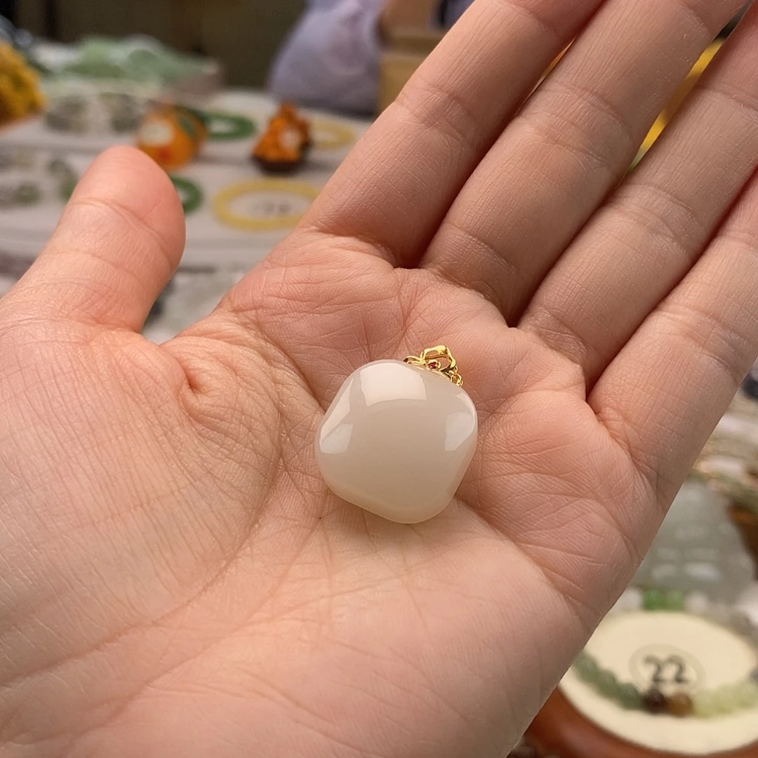 和田玉吊坠(不含链)18K金镶嵌方*菇