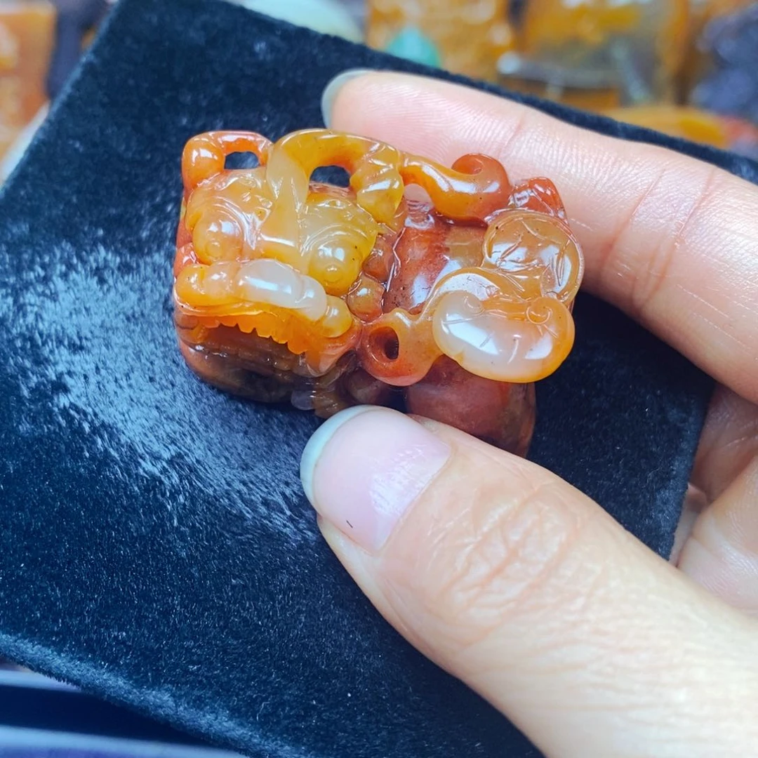 未镶嵌石英质玉（黄龙玉）颈饰