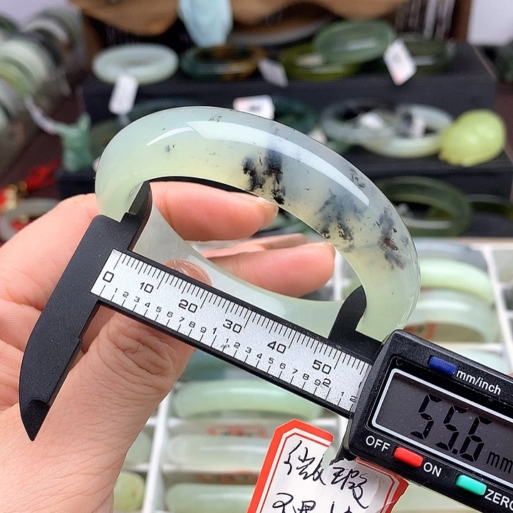 蛇纹石玉手镯未镶嵌513