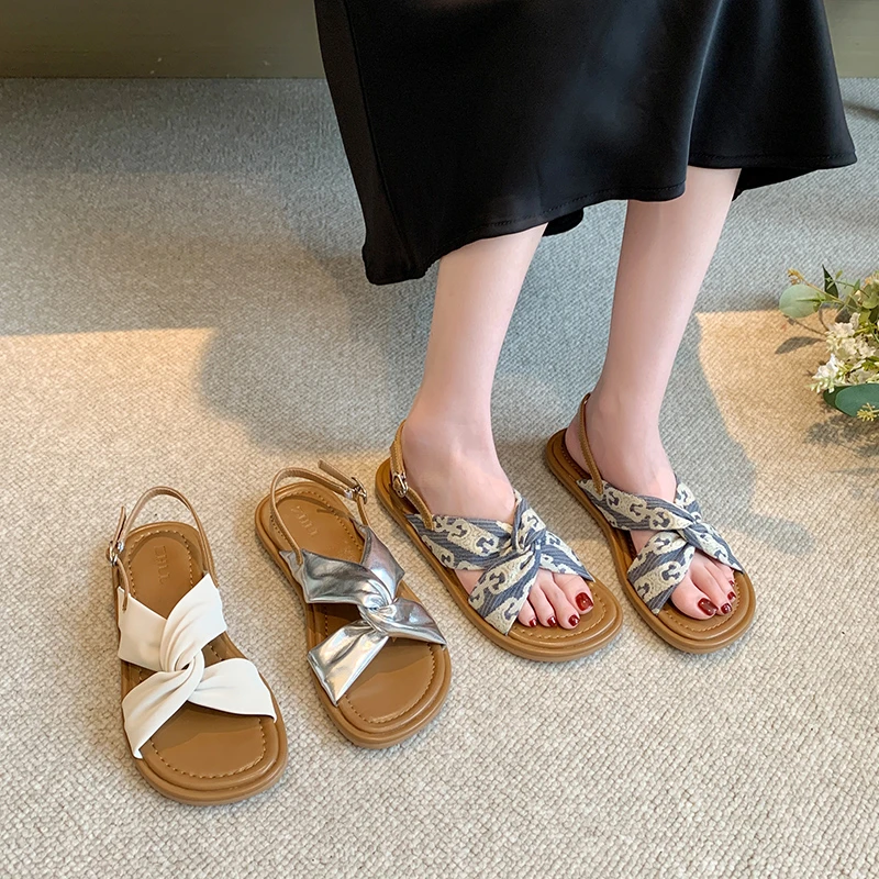 加宽胖脚大码女鞋41-43平底凉鞋新款夏外穿配裙子露趾软底罗马鞋