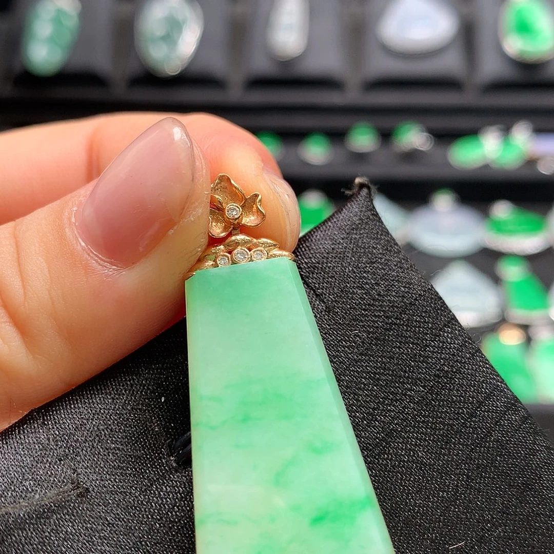 翡翠18K金镶嵌颈饰无事牌