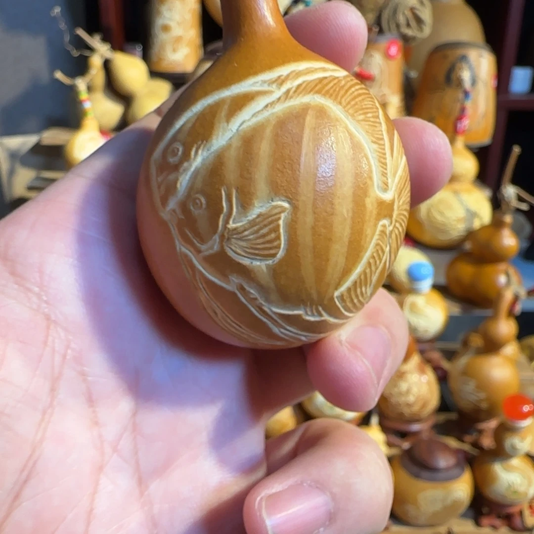 有机玻璃双鱼老皮雕刻