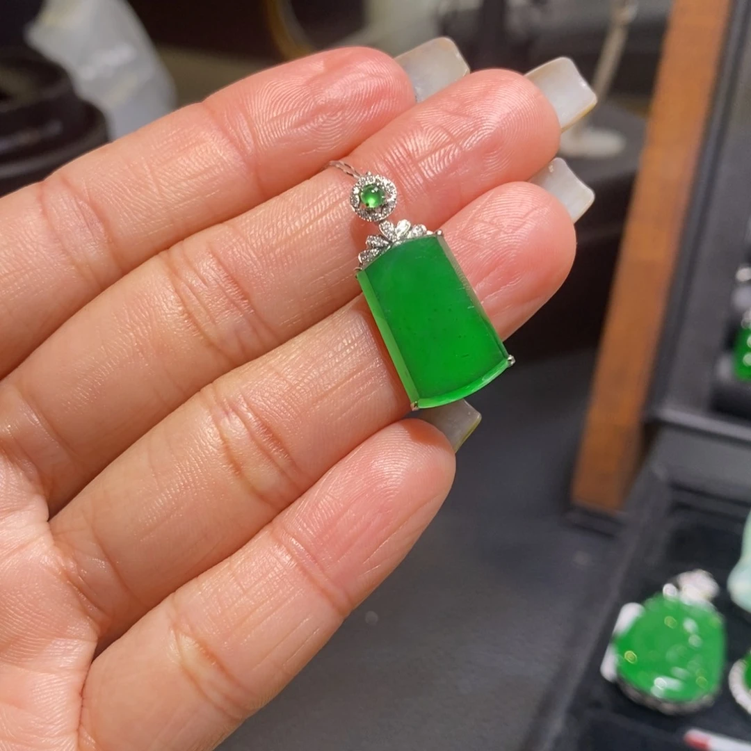 翡翠颈饰18K金镶嵌方牌吊坠